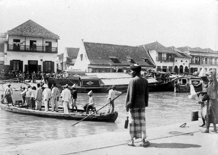 Suasana penyebrangan tambang di Kalimas Surabaya 1900 | koleksi Tropen Museum