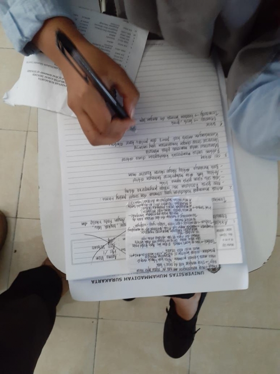 Mahasiswa ketahuan mencontek dengan kertas dilipat/dokpri
