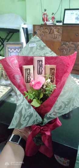 Coklat HeChoko yang didesain unik bersama bucket bunga