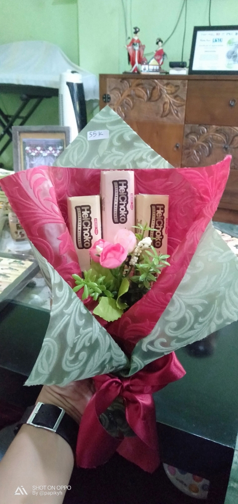 Coklat HeChoko yang didesain unik bersama bucket bunga