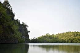 Lokasi Kota Halong (bagai sebuah danau yang dikelilingi bebatuan, pegunungan serta mangrove) |Sumber:Kompasianer Amboina
