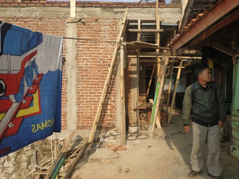 Foto2: Pendamping PKH saat sedang melakukan Home Visit ke rumah KPM, Rostina di Desa Mekarjaya Kecamatan Banjaran.