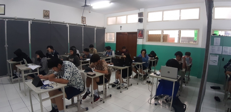 Serdik mengerjakan soal PAS dengan serius|dokpri