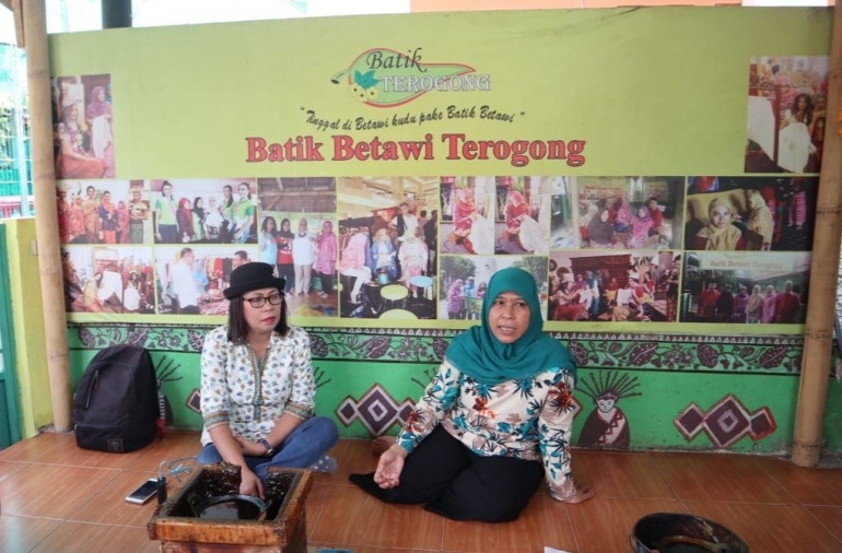 Elisa Koraag,admin Ladiesiana dan ibu Laela, Batik Betawi Terogong (dok. Ladiesiana)