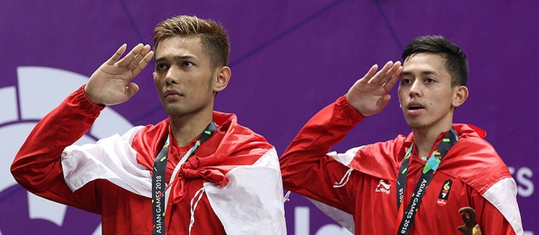 Fajar Alfian/Muhammad Rian Ardianto memberikan penghormatan kepada bendera Merah Putih. (Foto: PBSI)