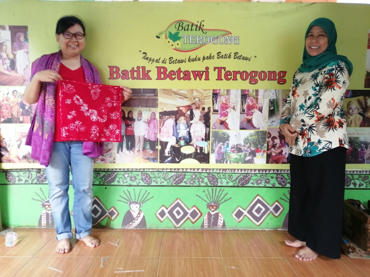 Bersama pengelola Batik Betawi Terogong, Ibu Laela