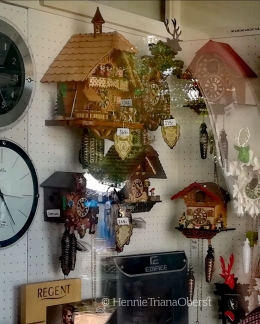 Beberapa model jam Kuckuck di satu toko - dok. Hennie