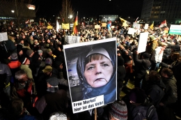 Puluhan ribu massa memprotes kebijakan imigrasi Angela Merkel. Sumber: nytimes.com