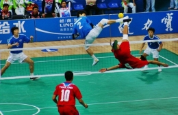 aksi akrobatik pemain sepak takraw (perpustakaan.id)