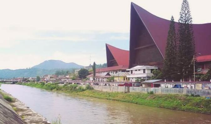 Kota Tarutung dibelah Aek Sigeaon (Foto: kabarindonesia.com)