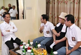 Presiden Jokowi tengah bercakap-cakap dengan tiga menteri (Nadiem, Erick, dan Wishnutama) | Gambar: Facebook.com/oliedasativa