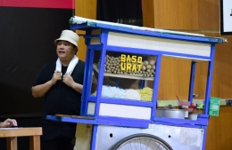 Menteri BUMN Erick Thohir jadi penjual bakso pada drama antikorupsi bertemakan #PrestasiTanpaKorupsi | Gambar: Facebook/oliedasativa