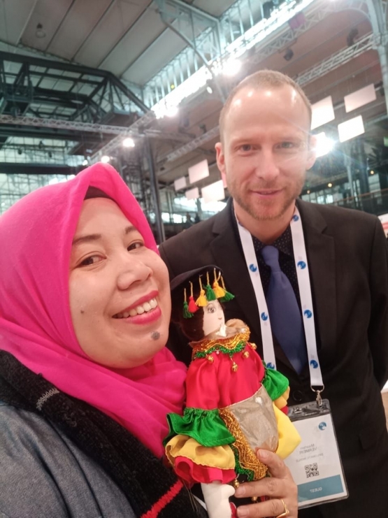Gambar 7 : Saya mempromosikan Jakarta dengan mempromosikan boneka penari tradisional ondel-ondel kepada delegasi kepada Belgia, di Paris Peace Forum tanggal 13 Nov 2019