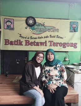 Foto bersama Bu Laela Pemilik Batik Betawi Terogong/dok:pribadi