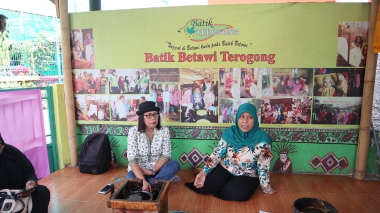 Bu Siti Laela bercerita mengenai Batik Betawi Terogong (dari ki-ka: Mba Elisa-Bu Laela) Dok: Ladiesiana