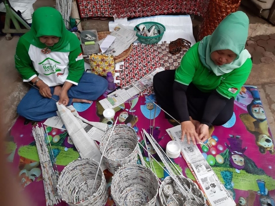 Ibu-ibu memanfaatkan koran bekas (dokpri)