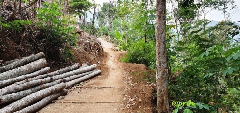 Ruas jalan yang longsor dalam perbaikan (dok pri)