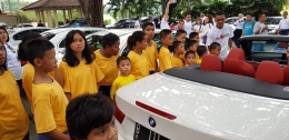 Sejumlah anak yatim piatu berkumpul dalam acara bakti sosial yang dilaksanakan oleh Sutos Racing