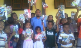 Kompasianer Frans Doken Membgikan Buku-Buku Bacaan Untuk Anak SDI Adobala, Flotim NTT
