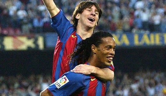 Messi dan Ronaldinho. (Panditfootball.com)