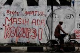 Ilustrasi: Tulisan warga yang mengingatkan masih adanya korupsi di Indonesia di sebuah dinding jembatan layang di Jakarta, Sabtu (2/6/2012). Persoalan korupsi yang melibatkan pejabat publik, politisi dan anggota DPR yang tak kunjung usai membuat masyarakat semakin gerah dan marah. (KOMPAS/LUCKY PRANSISKA)