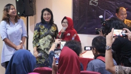 Deny Wijayanti, I Gusti Ayu Bintang Darmawatim dan Chofiyah saat bertemu di Surabaya.foto:arya wiraraja