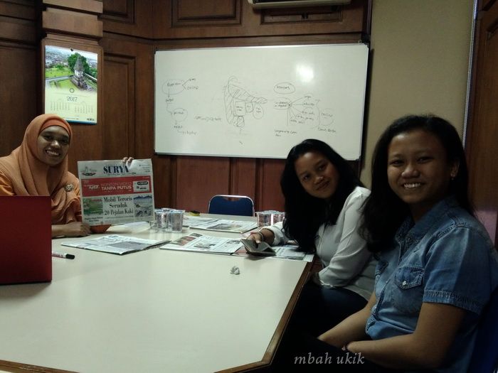 Mengajak 2 siswi SMA Pangudi Luhur Van Lith Muntilan, belajar menulis dan wawancara di redaksi Harian Surya (Kompas Gramedia Malang). Dokpri