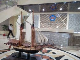 Replika perahu Phinisi di depan resepsionis GKN 2 Makassar