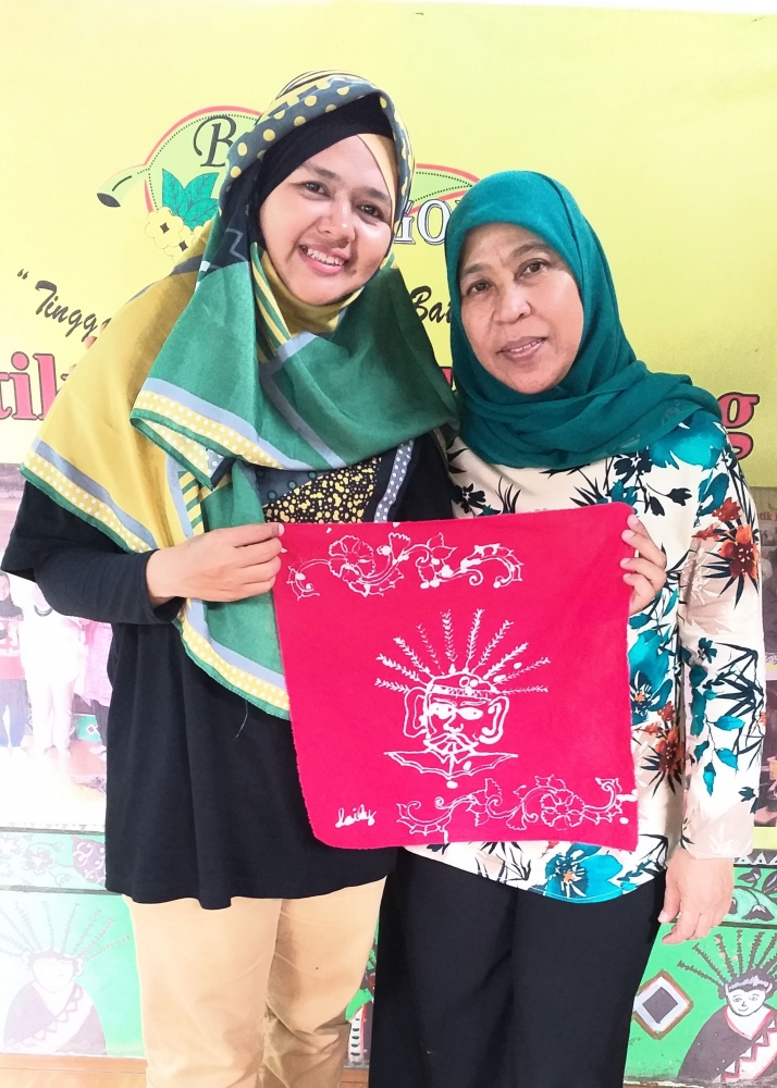 Saya bersama mpok Siti Laela (Owner Sanggar Batik Betawi Terogong)