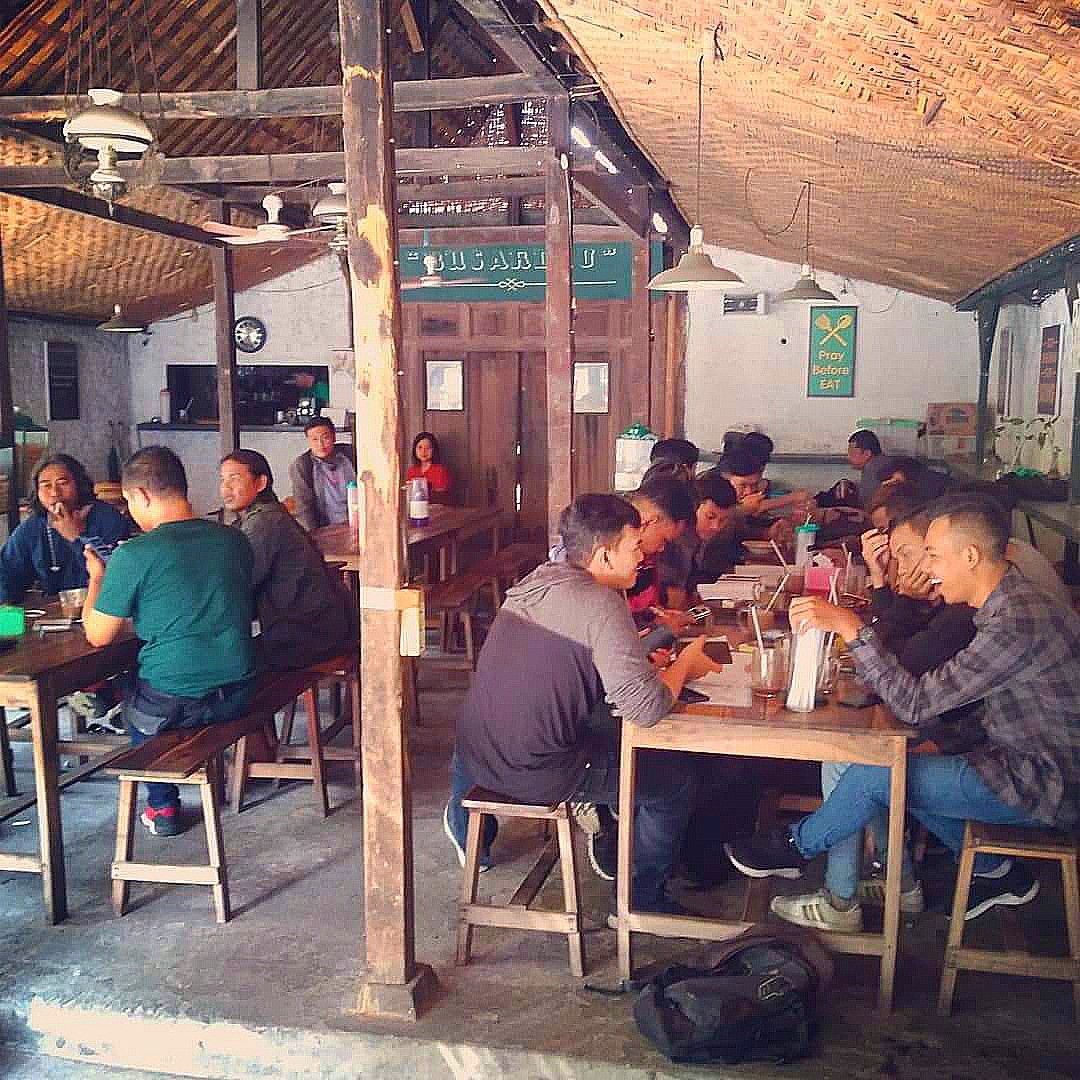 Suasana pengunjung saat bersantap siang. Foto: Dok. Oman Makan Busardjo Solo