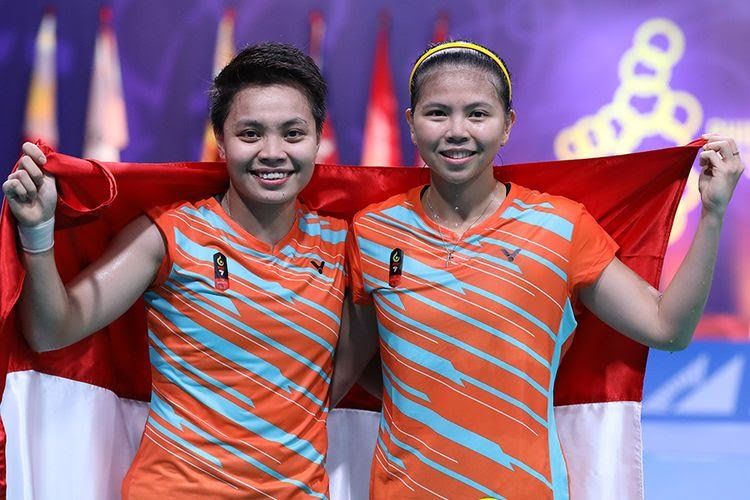 Apriyani dan Greysia meraih emas di cabor badminton ganda putri Sea Games 2019. (Kompas.com)