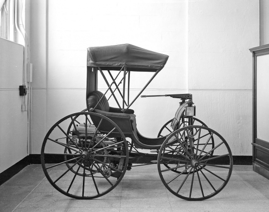 Mobil Duryea karya Charles dan Frank Duryea tahun 1893