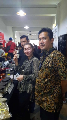 (dari kanan) Didiet Arry Suparno, Ibu Catherine, Bapak Maryono, Ketum Koperasi Warjok Indonesia, di WEJICOFES 2019, Senin 9-12-19. (Dok. Istimewa)