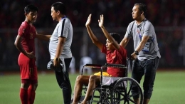 Evan Dimas harus duduk di kursi roda karena dijegal Doan Van Hau (cnnindonesia.com)