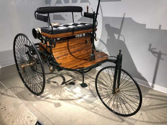 Mobil berbahan bakar bensin pertama di dunia karya Karl Benz tahun 1888