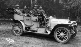 Mobil Royal Tourist yang dikendarai tentara Amerika Serikat pada tahun 1906