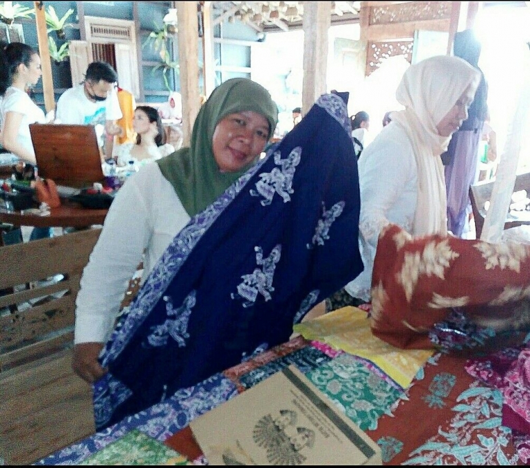Batik Betawi Terogong motif Tari Yapong. Braga 2016 (Dokpri)