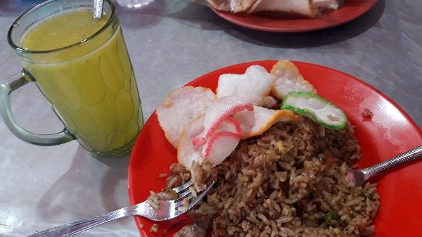 Seporsi nasi goreng kambing dan jeruk manis (dokpri)