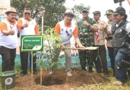 Gubernur Jawa Barat menanam pohon dalam rangka GNPDAS didampingi Kepala Dinas Kehutanan Provinsi Jawa Barat (dokpri)