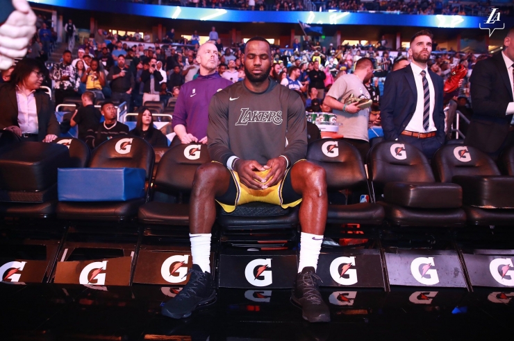 Meditasi yang selalu dilakukan LeBron James sebelum pertandingan. (sumber: Lakers's Twitter)