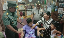 Penyerahan bantuan kursi roda kepada Sri Rezeky Wulandari, warga Murung Selong yang alami keterbatasan fisik | dokpri
