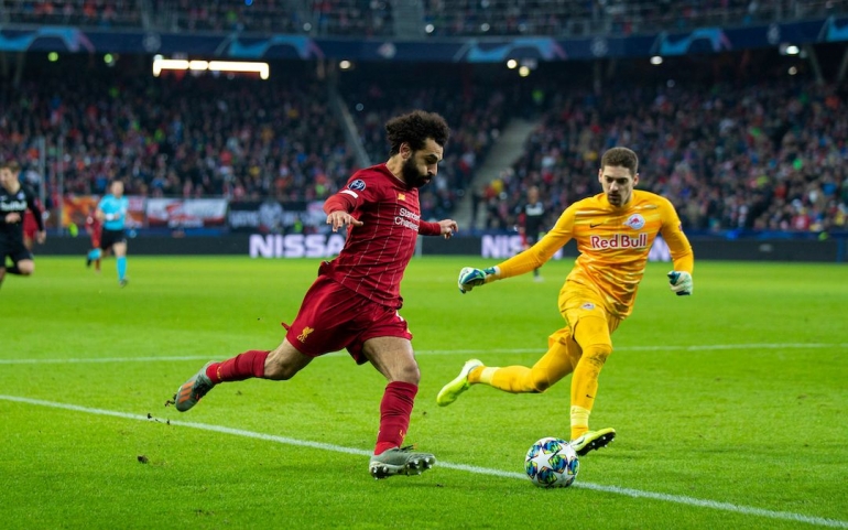 Mo Salah (kiri), menciptakan gol ajaib saat melawan Salzburg (11/12) dan membawa Liverpool lolos ke babak 16 besar Liga Champions/Foto: The Anfield Wrap