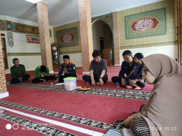Dosen dan Mitra Pengabdian Masyarakat di Masjid As-Sholeh Ar-Rosyadi yang terletak di Gang Desa, Terusan Bojongsoang, Kab. Bandung.