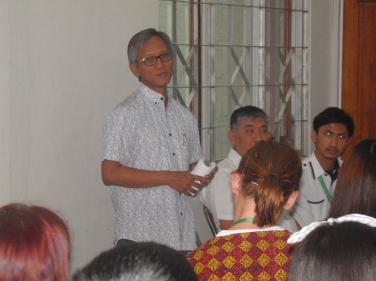 Deskripsi : Dadun, PhD, fasilitator dari FKM UI mendampingi peserta kunjungan I Sumber Foto : dokpri RSKO