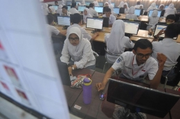 Sejumlah siswa mengikuti Ujian Nasional Berbasis Komputer (UNBK) di SMA 1 Padang, Sumatera Barat, Senin (1/4/2019). Foto: ANTARA FOTO/IGGOY EL FITRA