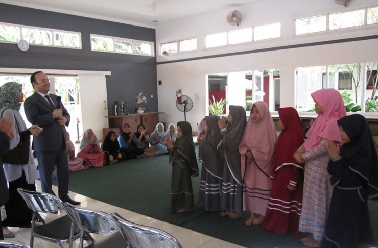Dubes Azerbaijan untuk Indonesia Jalal Mirzayev (kiri memegang mikrofon) berbicara kepada anak-anak di panti asuhan Panti Putra Setia, Jakarta (8/12). |Credit: Veeramalla Anjaiah