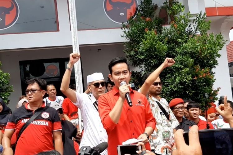 Gibran Rakabuming Raka beorasi di atas panggung di halaman kantor DPD PDIP Jawa Tengah, Panti Marhaen, usai dirinya resmi mendaftar sebagai bakal calon wali kota Solo untuk periode 2020-2025, Kamis (12/12/2019).(KOMPAS.com/RISKA FARASONALIA)