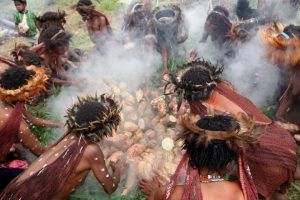 Foto ilustrasi bakar batu saat Festival Budaya Lembah Baliem di Wamena. -Jubi/Dok 