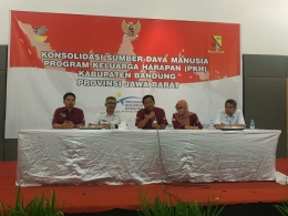 Dr. M.O Royani saat memberikan arah kepada seluruh SDM PKH Kabupaten Bandung (11/12/2019)