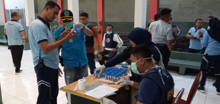 Kepala Rutan Garut dan BNNK Garut memeriksa hasil test urine